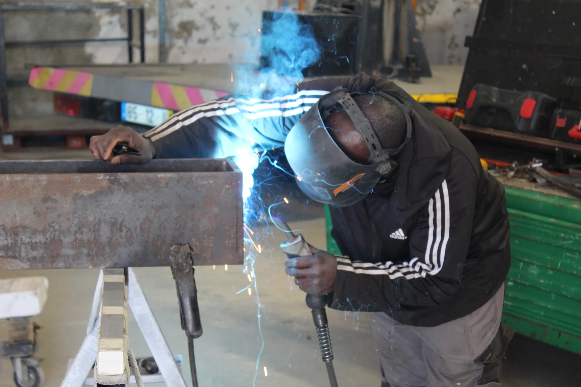 Serralharia e automação de portões em ação